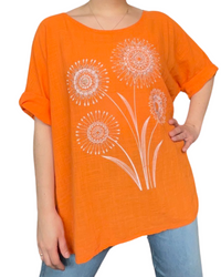Chandail orange pour femme à manche 3/4 avec imprimé de fleurs porté over size.