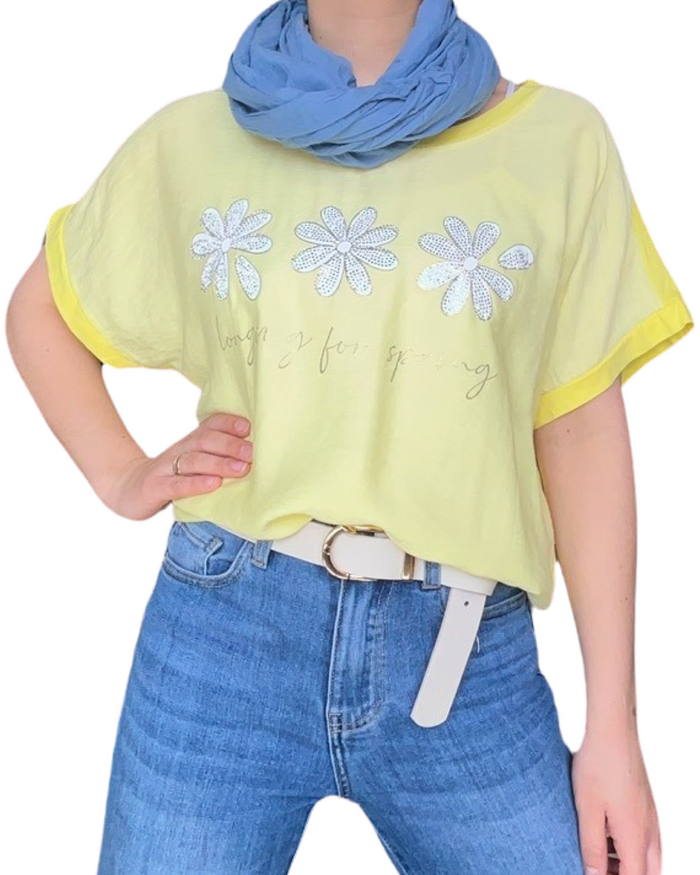 T-shirt jaune pour femme avec imprimé de trois fleurs blanches avec foulard bleu jean.