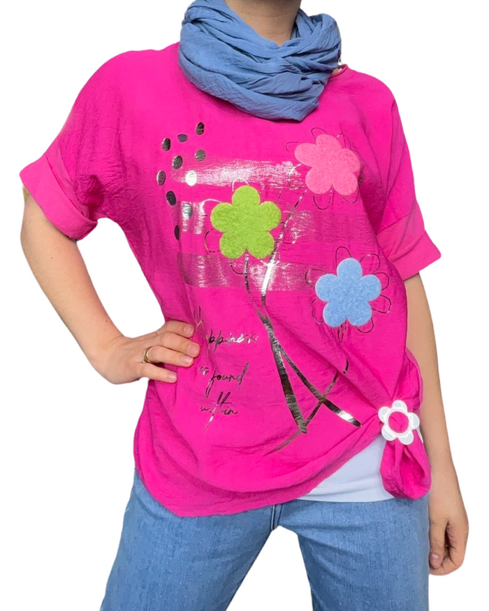 T-shirt fuchsia avec imprimé de fleurs texturées  avec foulard bleu jean.