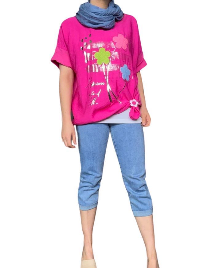 T-shirt fuchsia avec imprimé de fleurs texturées avec boucle d'ajustement et capri en jeans.