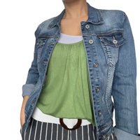 Veste en jeans pour femme manche longue avec deux poches à l'avant, camisole vert pomme, pantalons rayés