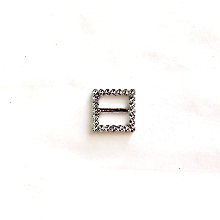 Accessoires femme pour T-shirt, chandail, chemise et blouse. Boucle d’ajustement carrée et garnie de petits cercles