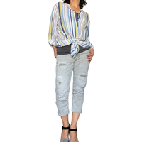 Capri jeans gris pâle extensible taille régulière avec patchs et trous avec chemise rayé