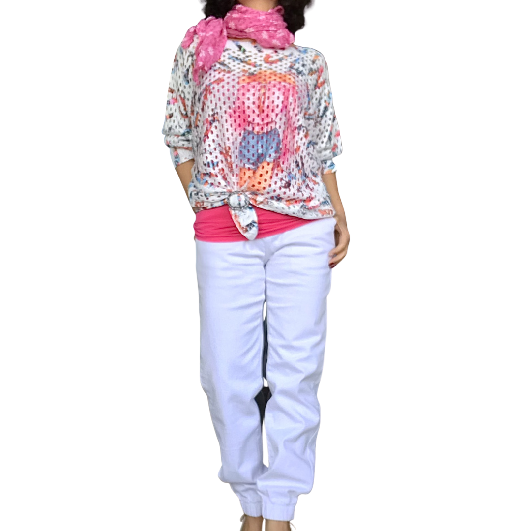 Pantalon blanc ample femme 2 plis français avec élastique dans le bas, foulard rose, chandail blanc, camisole rose et soulier beige
