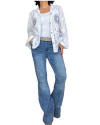 Chemise blanche brodée de fleurs à manche longue