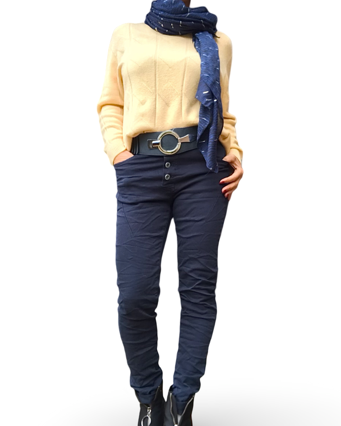 Pantalon ajusté bleu marin avec boutons devant avec chandail jaune et ceinture bleu marin