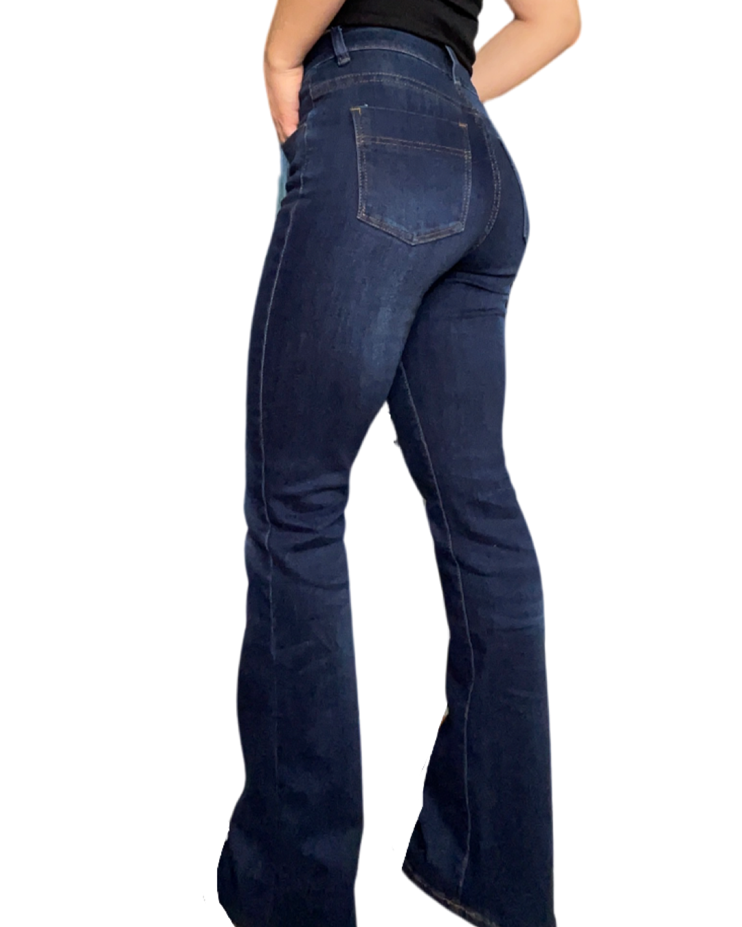Jeans flare pour femme bleu foncé à taille haute avec camisole noire à l'intérieur.