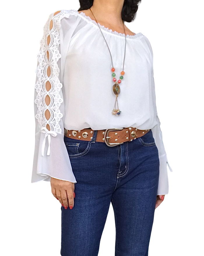 Blouse en voile unie blanche, dentelle le long des manches et volant au bas