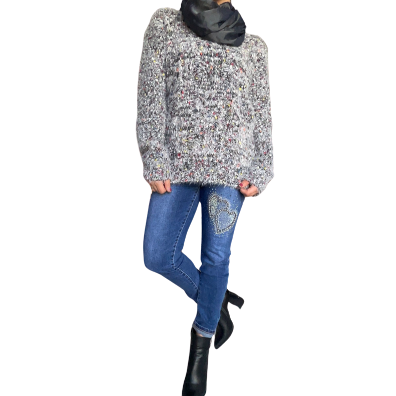Chandail noir manche longue pour femme à mailles multicolores, jeans bleu et foulard gris, botte noire