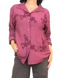Chemise bourgogne unie à broderie légère de fleurs ton sur ton, manches 3/4 – vue de face