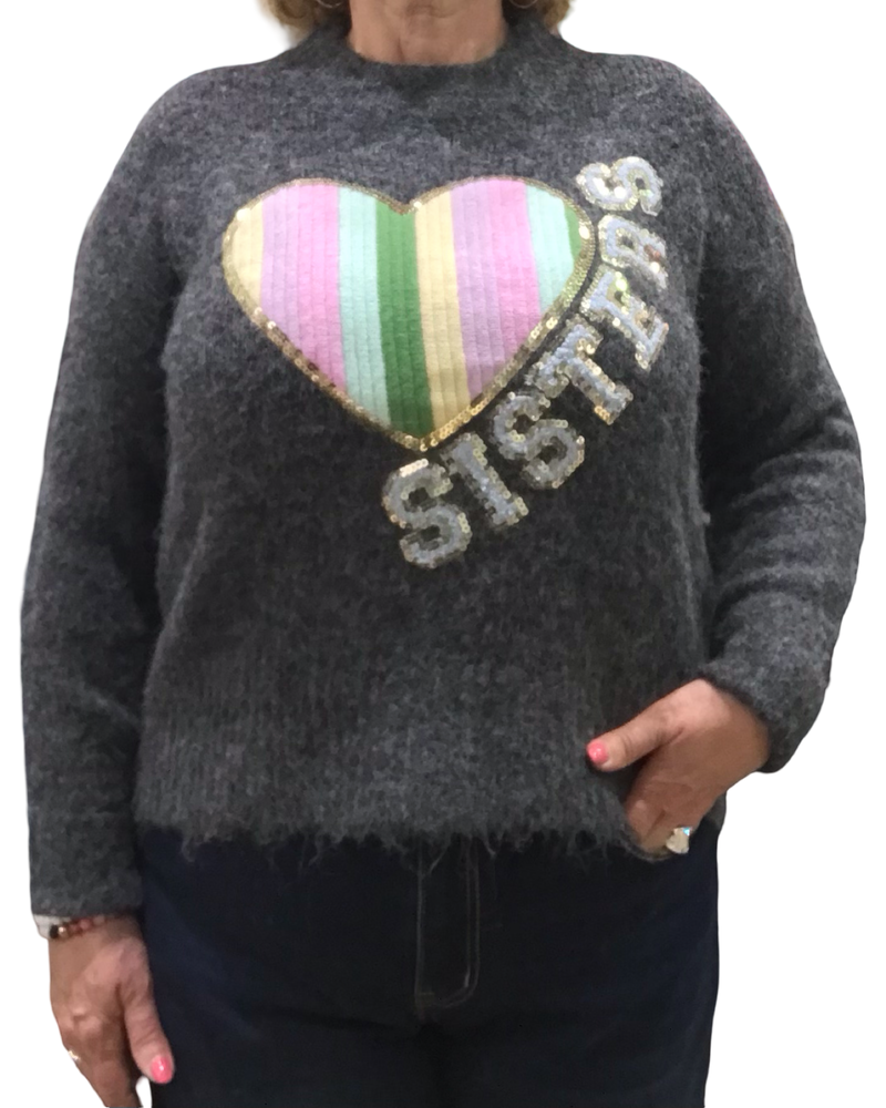 Chandail col montant gris charcoal chiné en tricot avec un appliqué de cœur arc-en-ciel