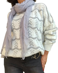 Chandail col rond crème en tricot crème et gris avec foulard gris pâle et ceinture noire