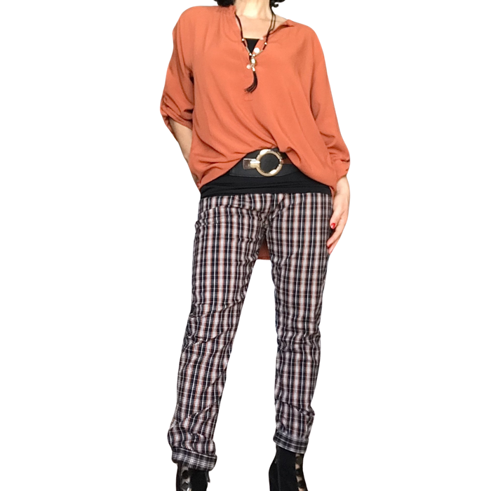 Pantalon taille élastique à carreaux noir, rouille et blanc avec tunique orange brulé, ceinture noire et collier noir