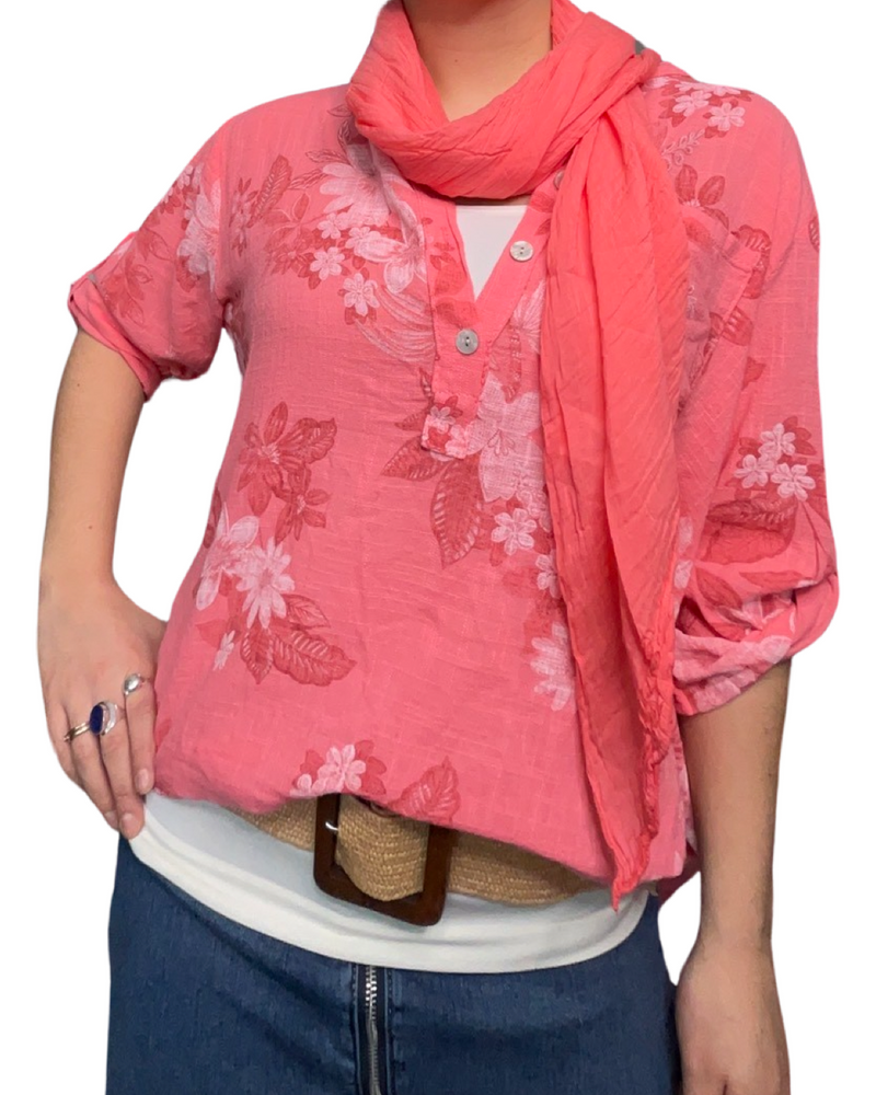 Foulard femme léger corail 20% soie avec camisole blanche, blouse corail à motifs floraux, ceinture en jute et jupe longue en jeans.