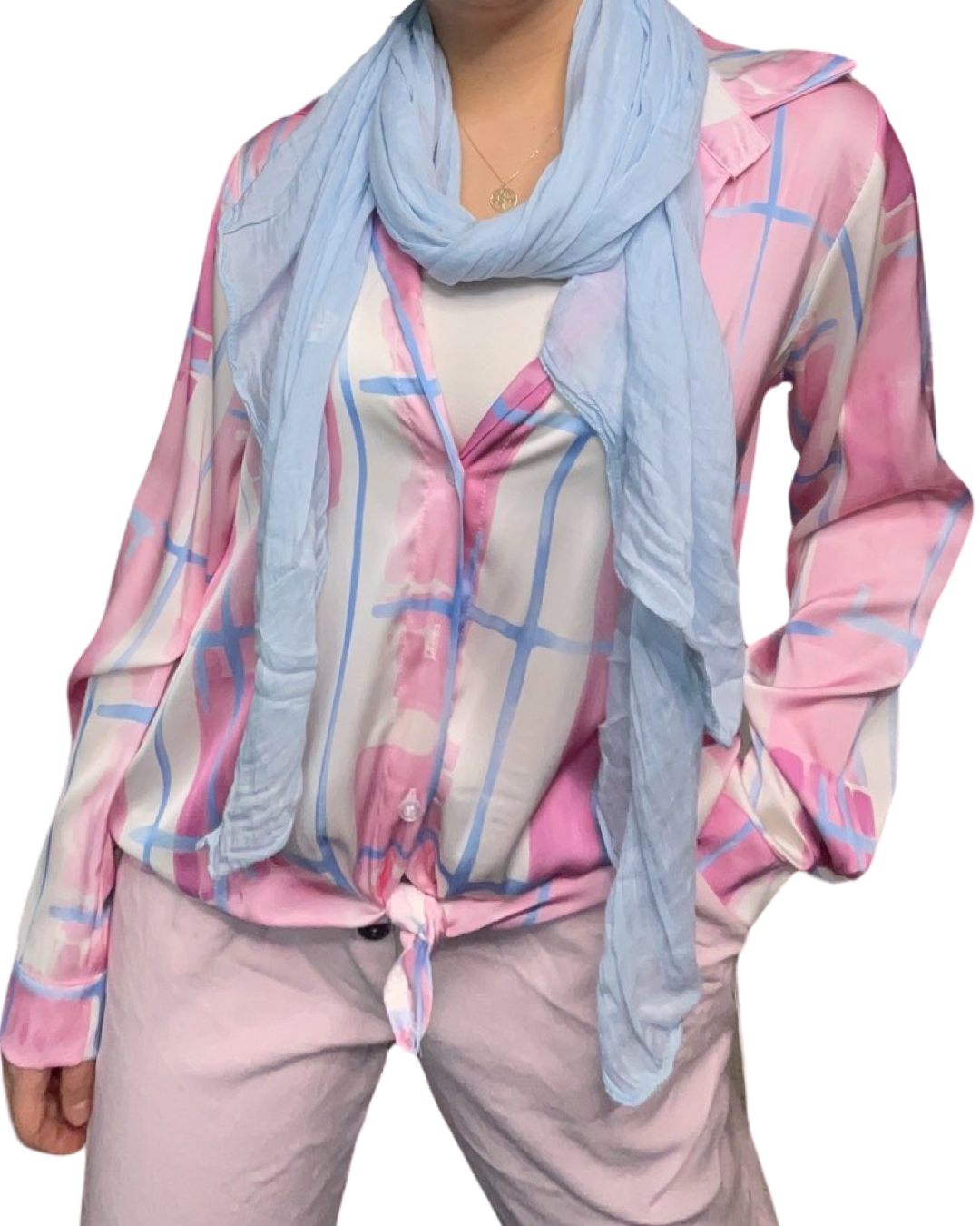 Chemise rose pour femme imprimé de carreaux abstraits avec foulard, camisole blanche et pantalons lilas.