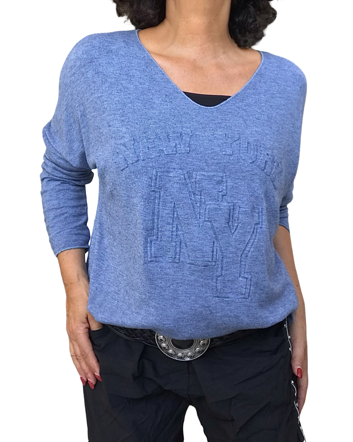 Chandail bleu jeans col V avec « New York » embossé, porté avec pantalon noir et ceinture à boucle argentée