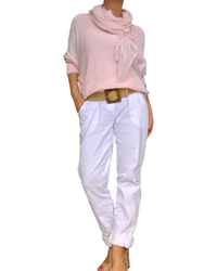 Chandail rose pâle  uni avec rayures verticales blanches sur les manches avec foulard rose pastel, pantalon blanc taille élastique et ceinture en jute de couleur paille