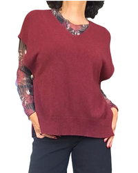 Débardeur en tricot bourgogne col V porté en superposition – vue de face