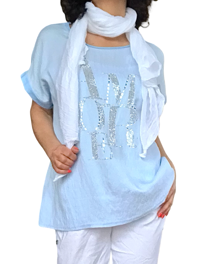 T-shirt bleu ciel écrit « AMORE » en petites pierres argentées