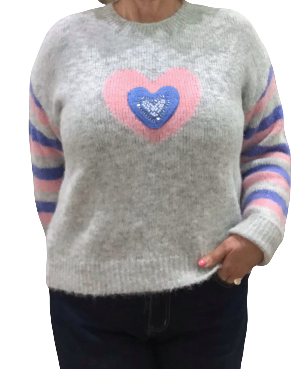 Chandail col rond gris pâle en tricot avec un appliqué de cœur et manche rayée