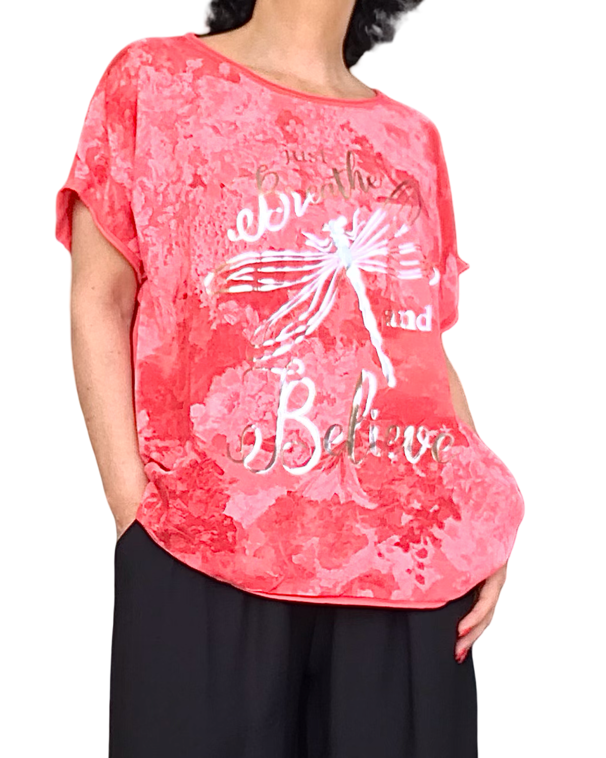 T-shirt corail ramagé manche courte avec une libellule et écritures argentées