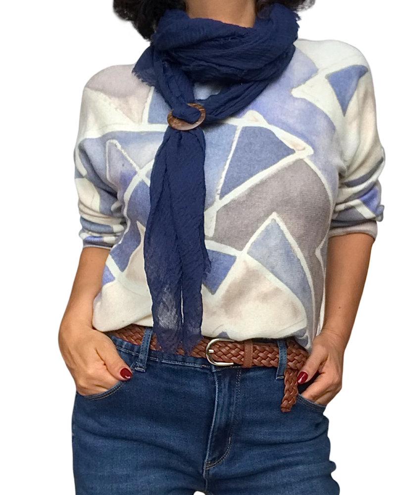 Chandail tricot col rond print géométrique bleu, crème et brun avec foulard marine