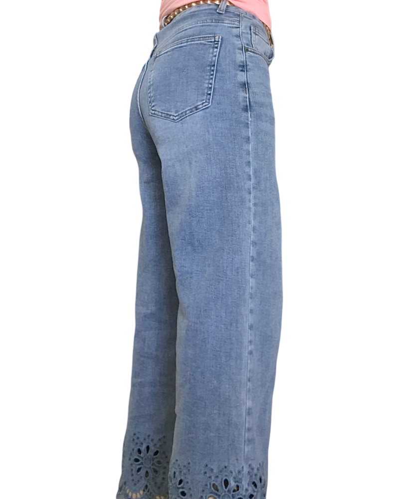 Jeans bleu pâle jambe droite dentellé au bas