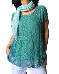 T-shirt uni en dentelle jade avec un foulard aqua