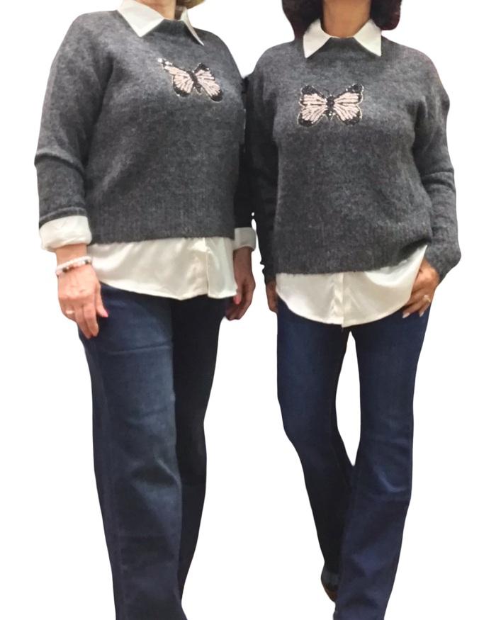 Chandail col montant gris charcoal chiné  en tricot avec un appliqué de papillon