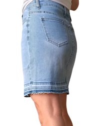 Jupe courte en jeans bleu clair frangé au bas