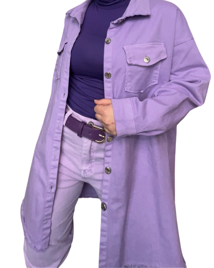 Jacket long en jeans lilas pour femme avec col roulé mauve et ceinture mauve.