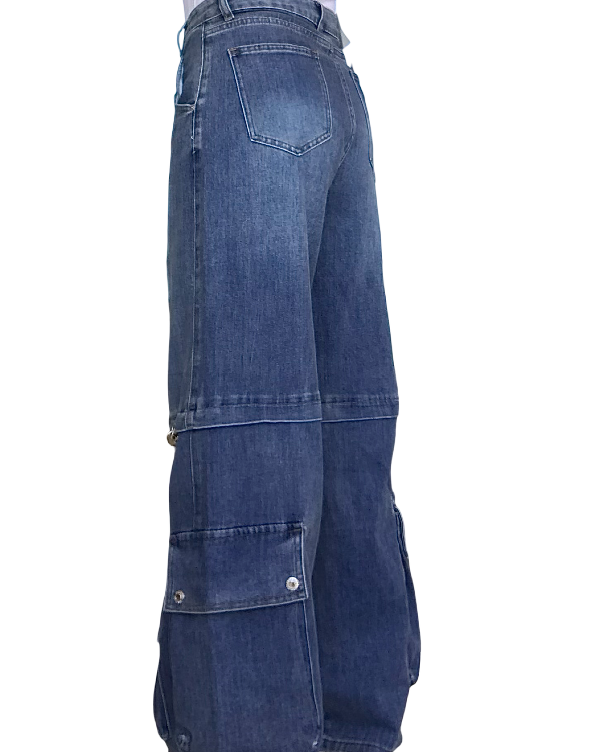 Jeans droit bleu moyen avec breloques en étoiles argenté et poches cargo au bas des jambes