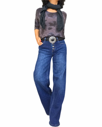 Jeans droit bleu foncé délavé porté avec un haut imprimé, un foulard noir et une ceinture à boucle argentée