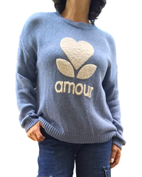 Chandail col rond uni bleu indigo en tricot avec un appliqué de cœur texturé beige