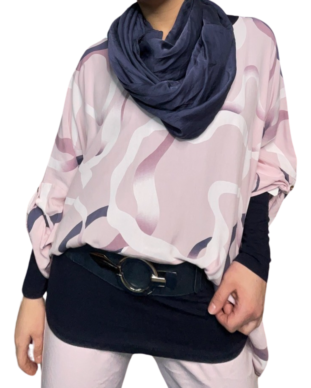 Blouse rose over size pour femme à motifs avec foulard bleu marin, chandail manche longue, ceinture et pantalons lilas.