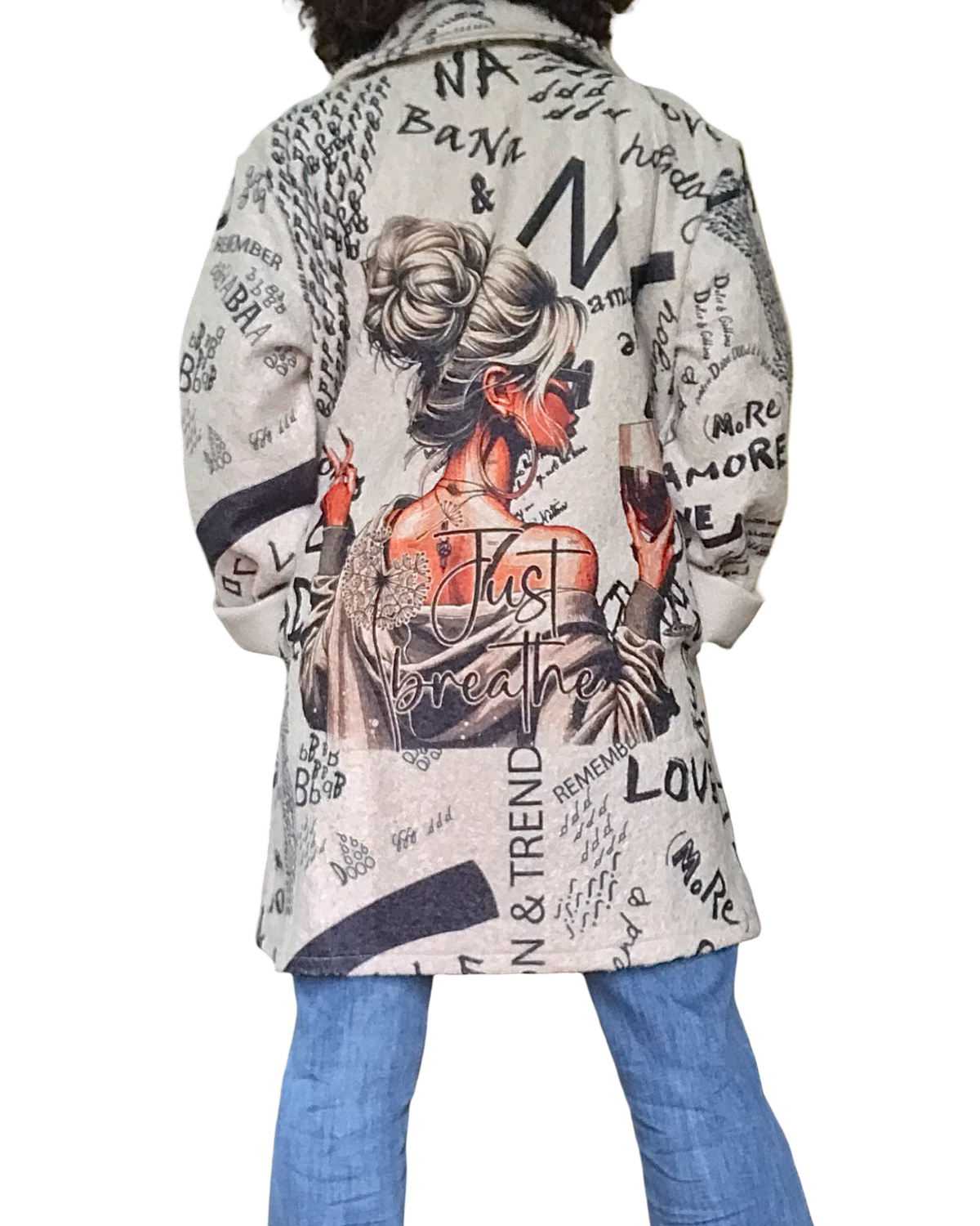 Manteau en laine 3/4 imprimé d’écritures noires et d’une jeune femme de dos