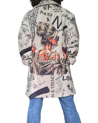 Manteau en laine 3/4 imprimé d’écritures noires et d’une jeune femme de dos