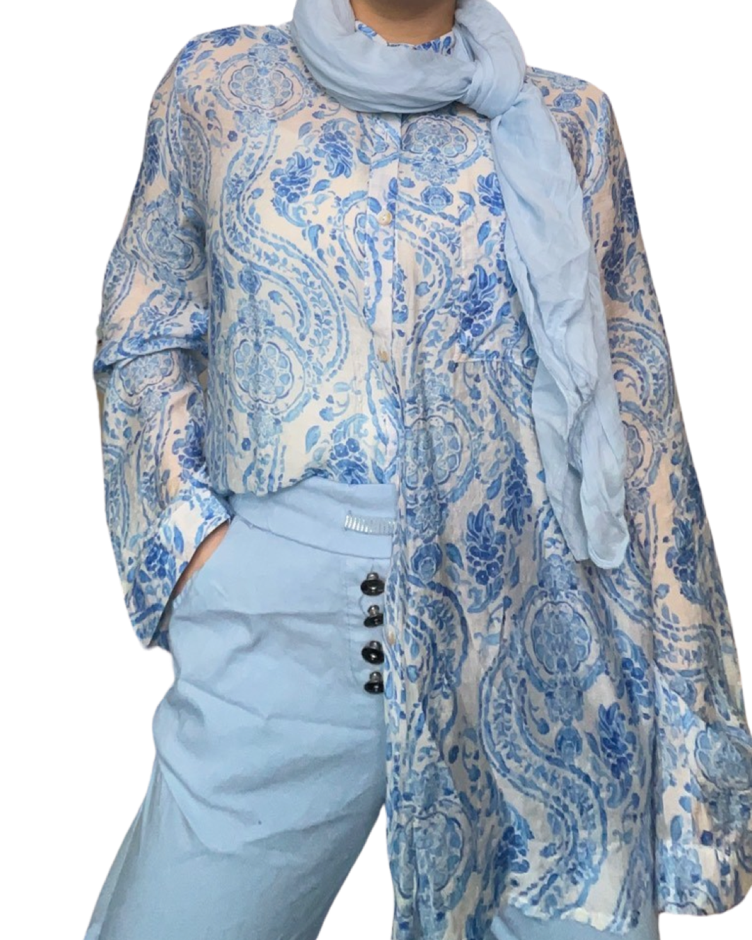 Chemise blanche pour femme imprimé de motifs floraux avec foulard et pantalons bleu ciel.