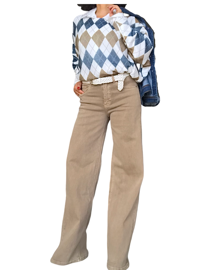 Chandail en mailles à losanges marine et noisette avec pantalon beige large et ceinture blanche – silhouette complète