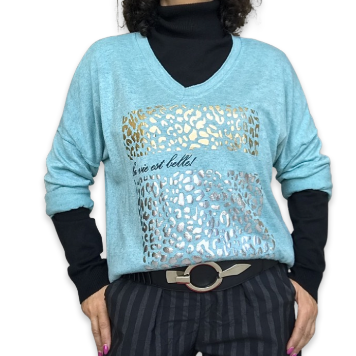 chandail en tricot aqua col en V avec imprimé animal doré et argenté. Ceinture noir élastique et col roulé noir