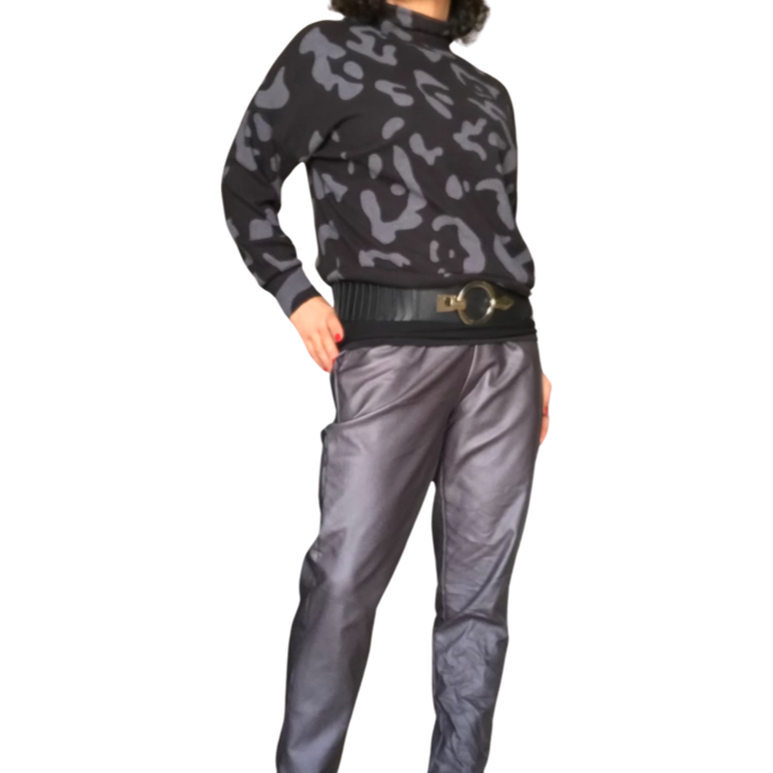 Pantalon gris charcoal en cuir vegan avec cordon à la taille avec ceinture noir et chandail noir camouflage