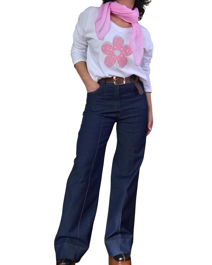 T-shirt blanc col V manche longue une fleur rose et argentée