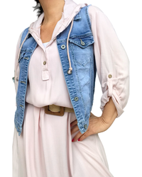 Veste en jeans sans manche frangé sur les épaules avec robe rose pâle