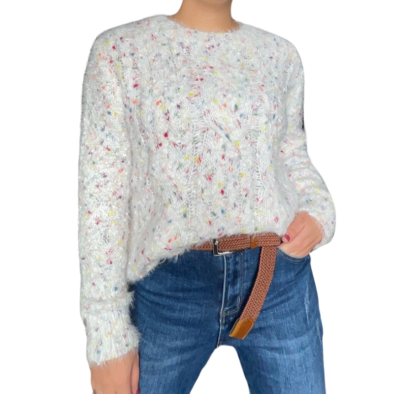 Chandail blanc manche longue pour femme à mailles multicolores, ceinture brune et jeans bleu