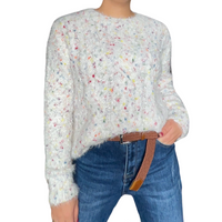 Chandail blanc manche longue pour femme à mailles multicolores, ceinture brune et jeans bleu