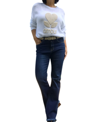 Chandail col rond uni blanc en tricot avec un appliqué de cœur texturé beige