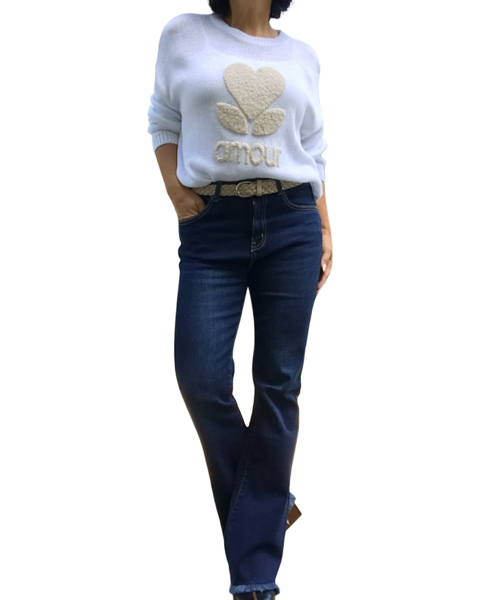 Chandail col rond uni blanc en tricot avec un appliqué de cœur texturé beige