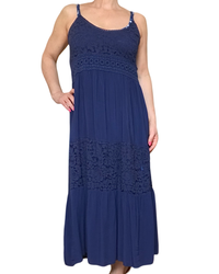 Robe longue marine avec dentelle au niveau du buste, et au milieu de la robe, nid d’abeille au dos, bretelles, spaghettis ajustables
