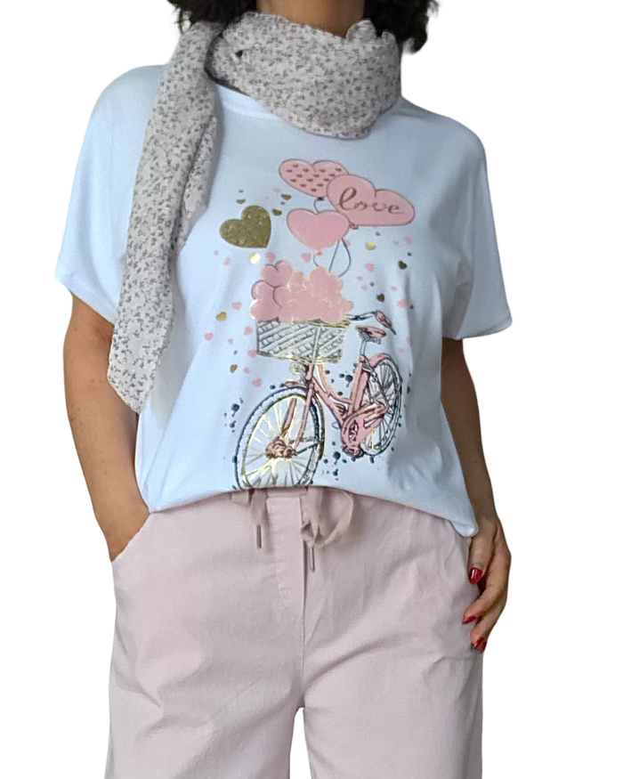 T-shirt blanc avec bicyclette et ballons rose pâle en forme de cœurs