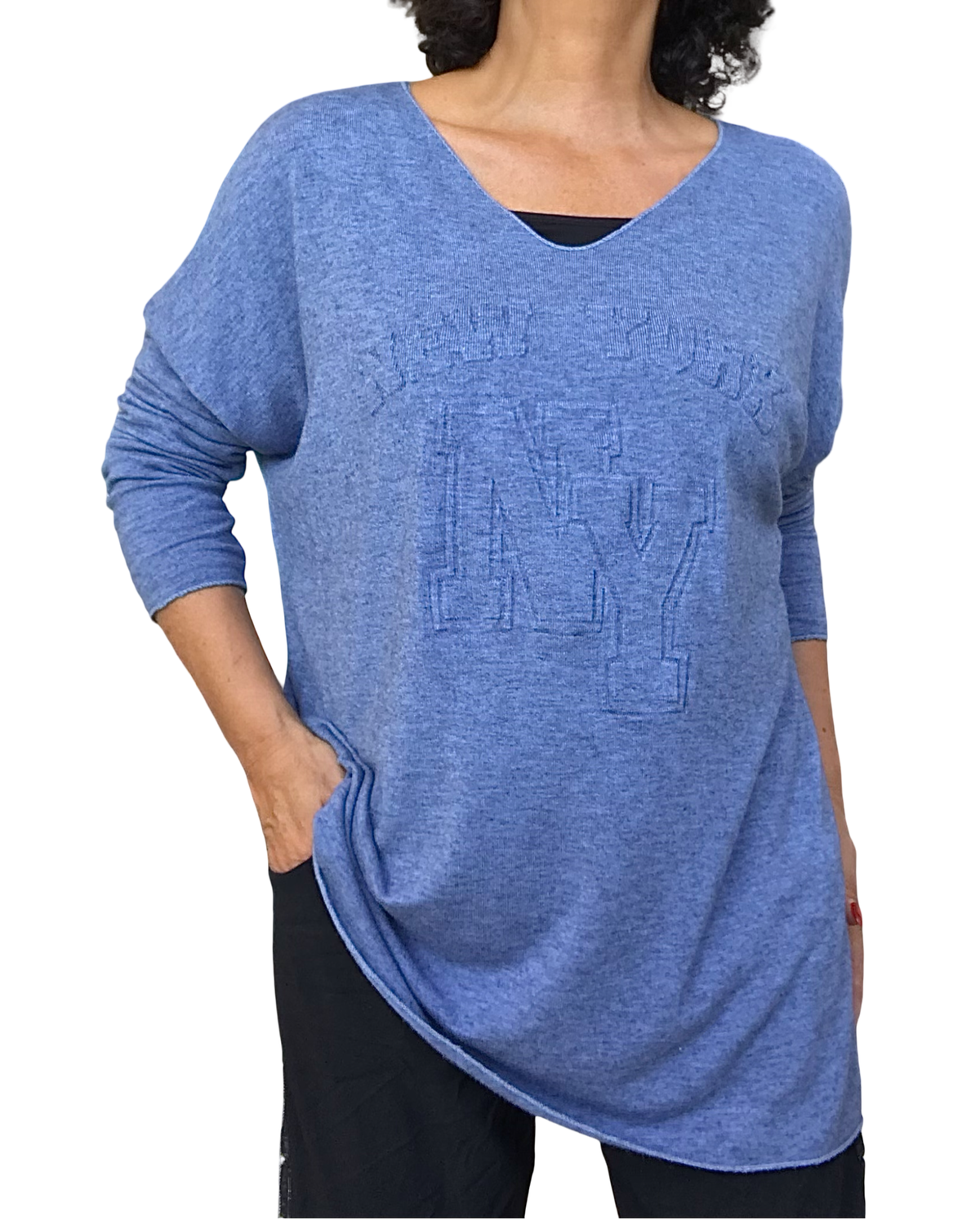Chandail uni bleu jeans col V, inscription « New York » en relief et manches longues – vue de face